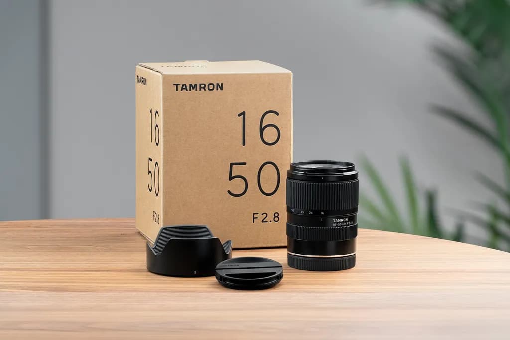 TAMRON 16-50mm F2.8 A (B091) – kutija s objektivom, sjenilom i poklopcima