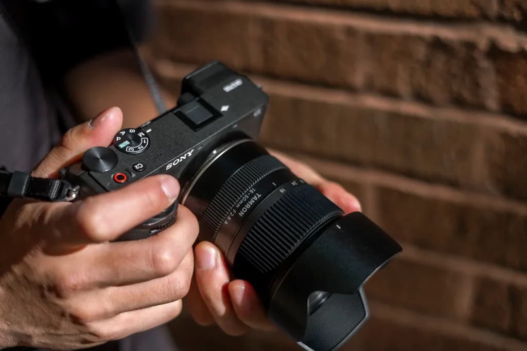 TAMRON 16-50mm F2.8 A (B091) – objektiv na fotoaparatu u ruci