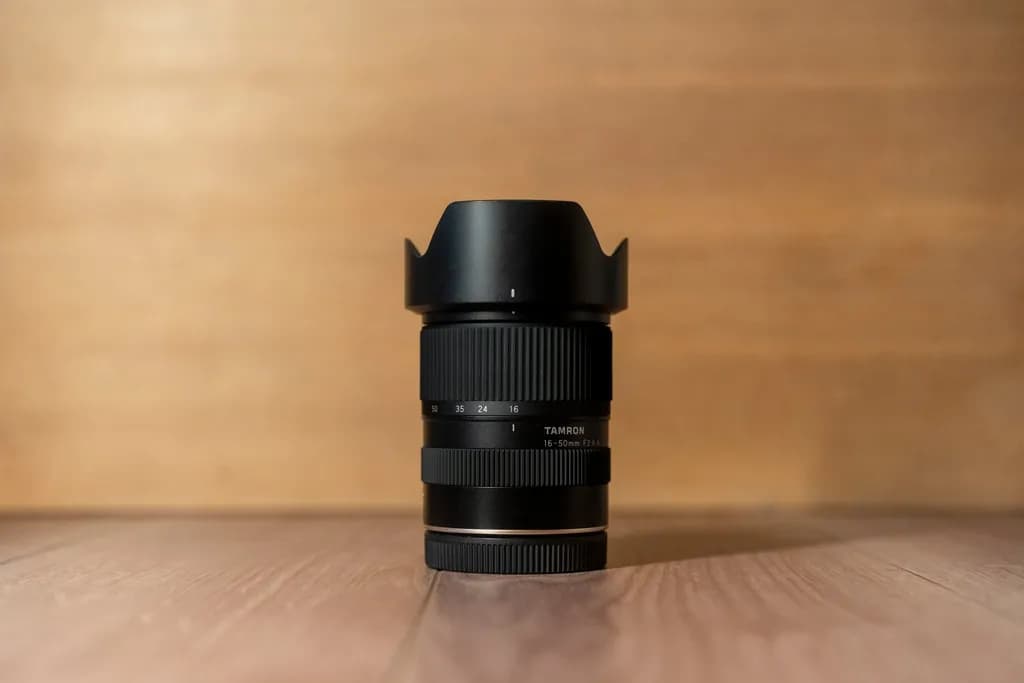 TAMRON 16-50mm F2.8 A (B091) – dizajn „Toned Profile Next“