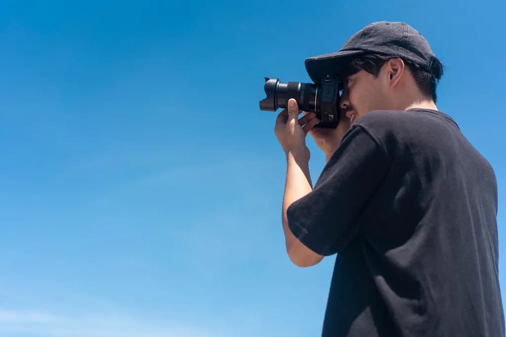 TAMRON 16-50mm F2.8 A (B091) – fotograf snima na otvorenom