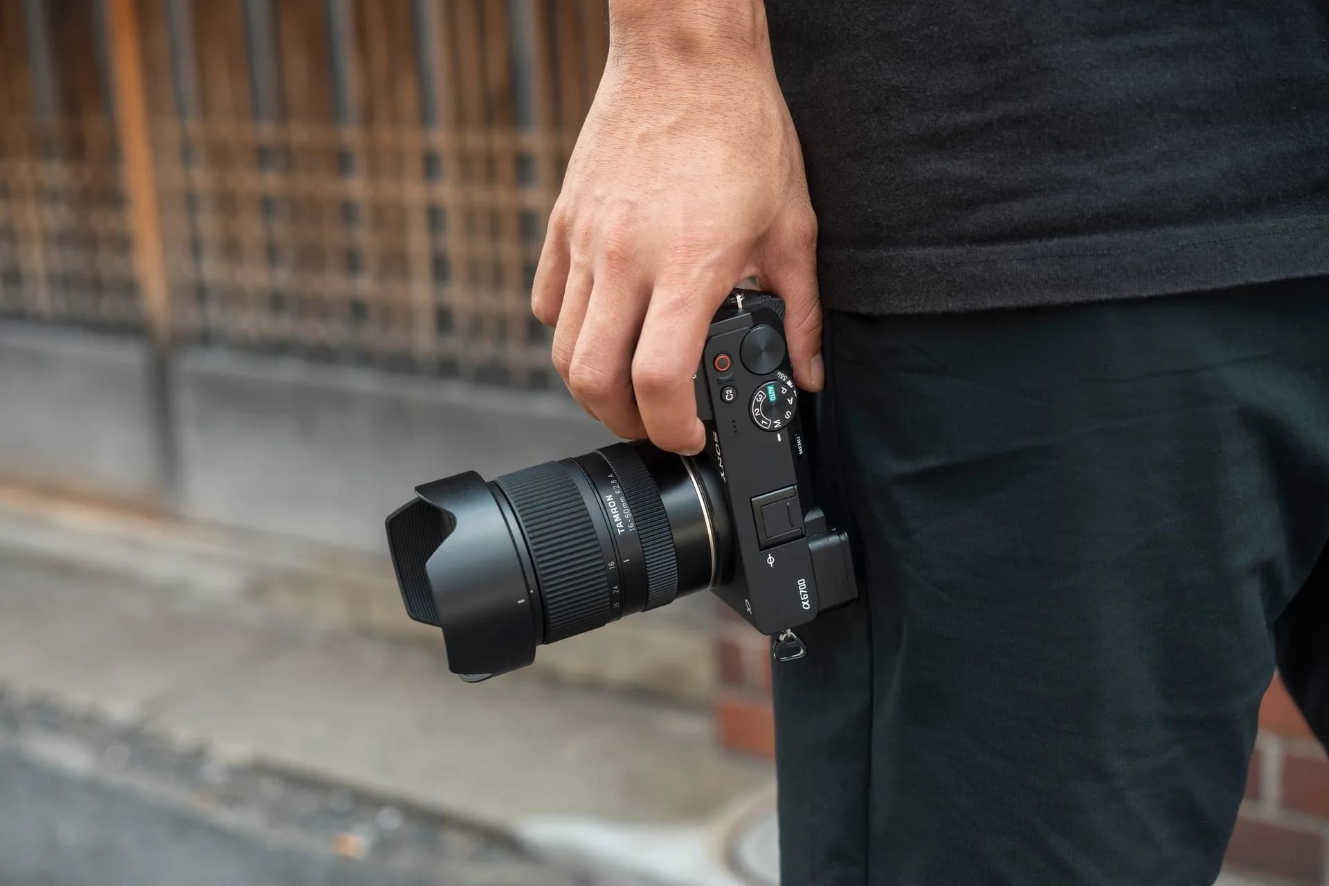 TAMRON 16-50mm F2.8 A (B091) – u ruci, na fotoaparatu sa Sony E bajunetom
