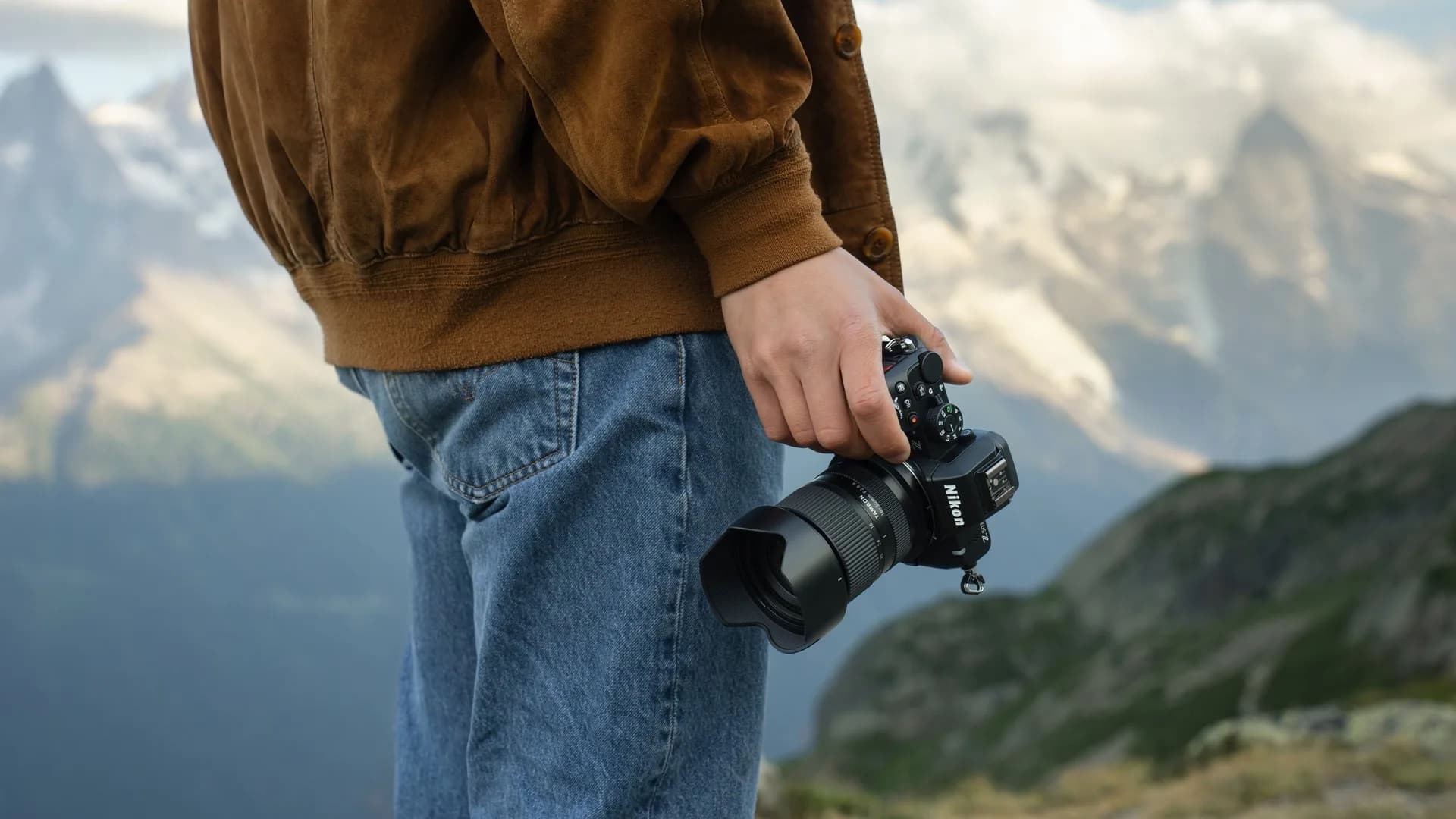 TAMRON 16-50mm F2.8 A (B091) – u ruci, na fotoaparatu Nikon Z, u planinama