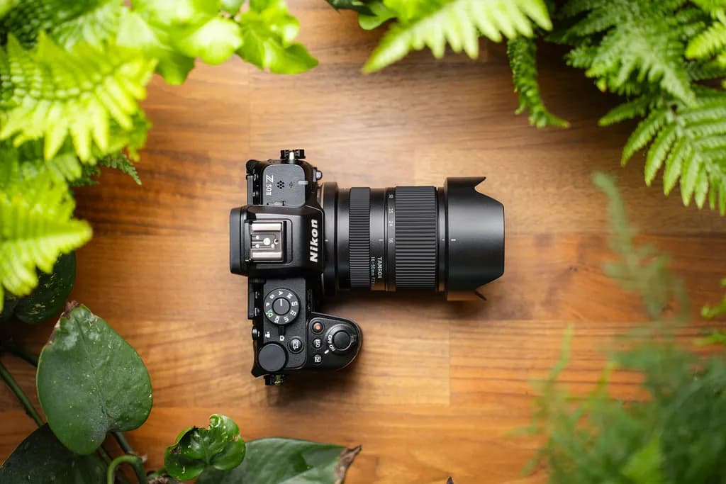 TAMRON 16-50mm F2.8 A (B091) – na fotoaparatu Nikon Z, odozgo, na drvenom stolu